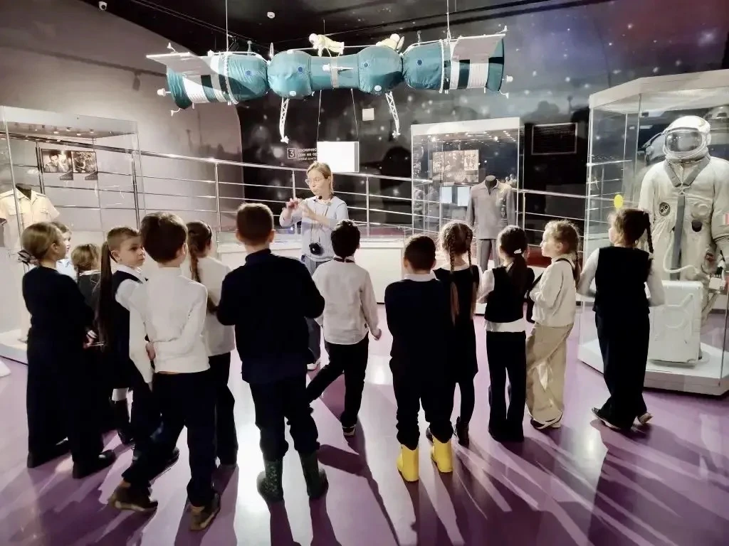 🚀 Космический день в 1 «Е» классе  23 апреля ученики 1 «Е» класса посетили Музей космонавтики.  🧑‍🚀Д