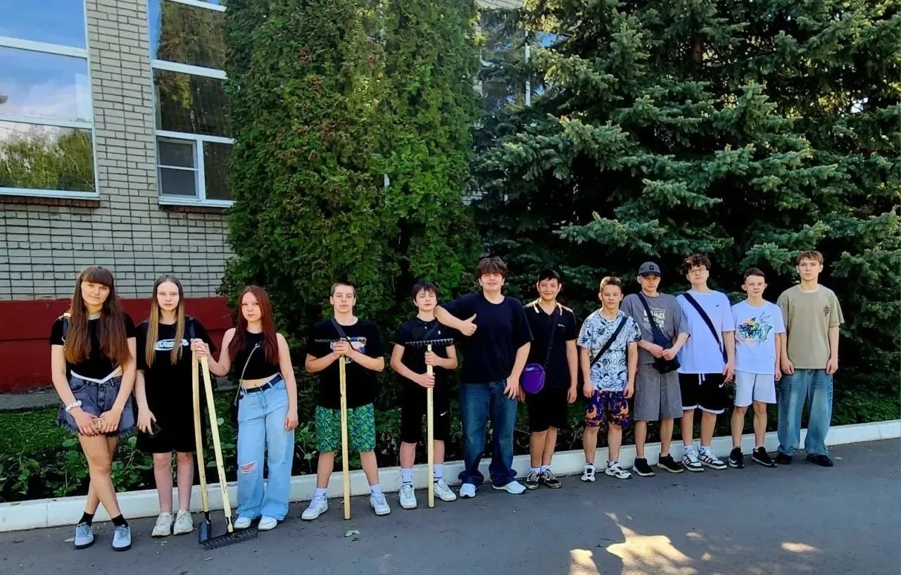 Сегодня 8 В класс, вооружившись граблями, метлами, мешками, перчатками и отличным настроением, приве
