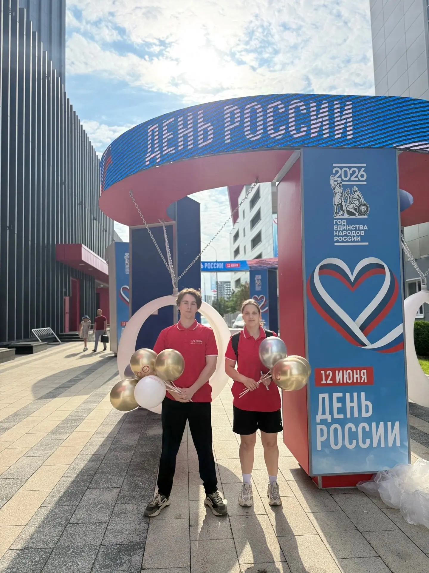 🎈 Создаём праздничную атмосферу

Сегодня в преддверии Дня России миэтовцы Ирина Мокеева (РТ-31) и С