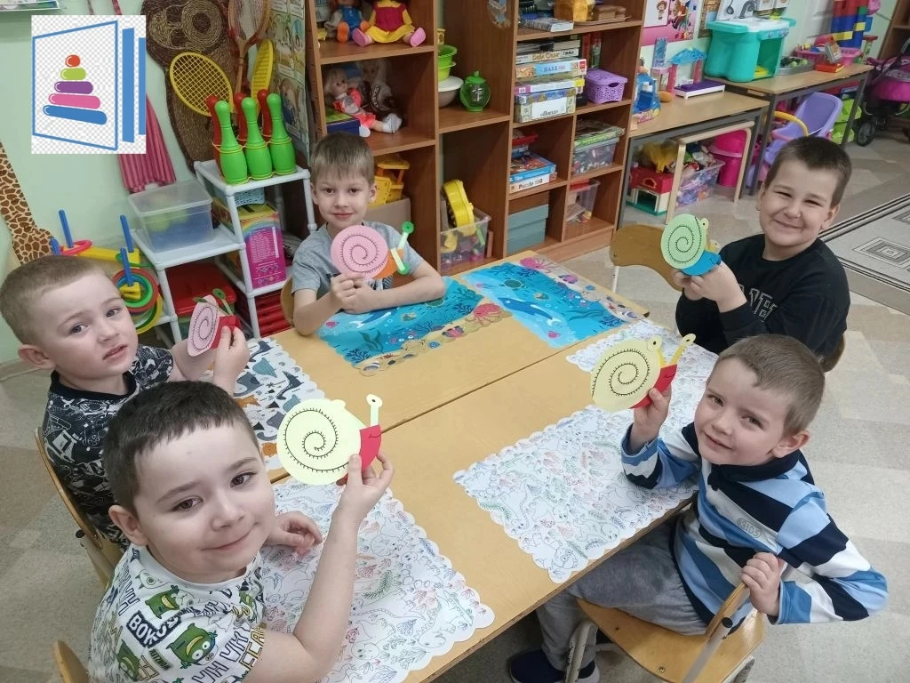 Нет у домика улитки
ни забора, ни калитки,
ни ступенек, ни крылечка,
ни фонарика, ни печки.
Но зато 