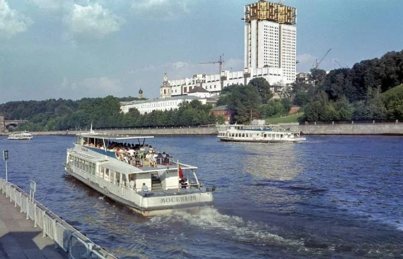 🌿 Вид с Лужнецкой набережной на Москва-реку