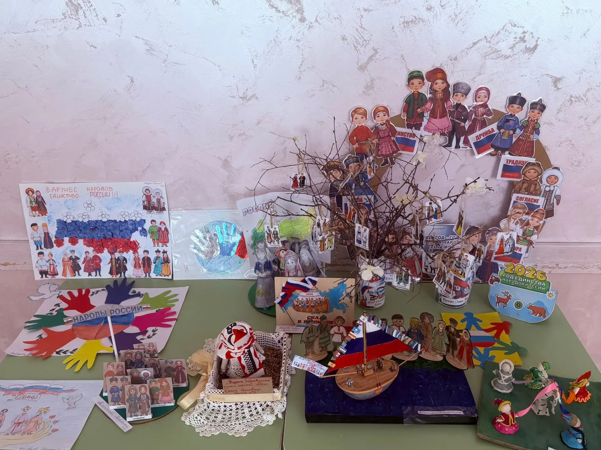 🎨 В нашем детском саду прошла выставка детских работ ко Дню единства народов России!

В эти дни наш
