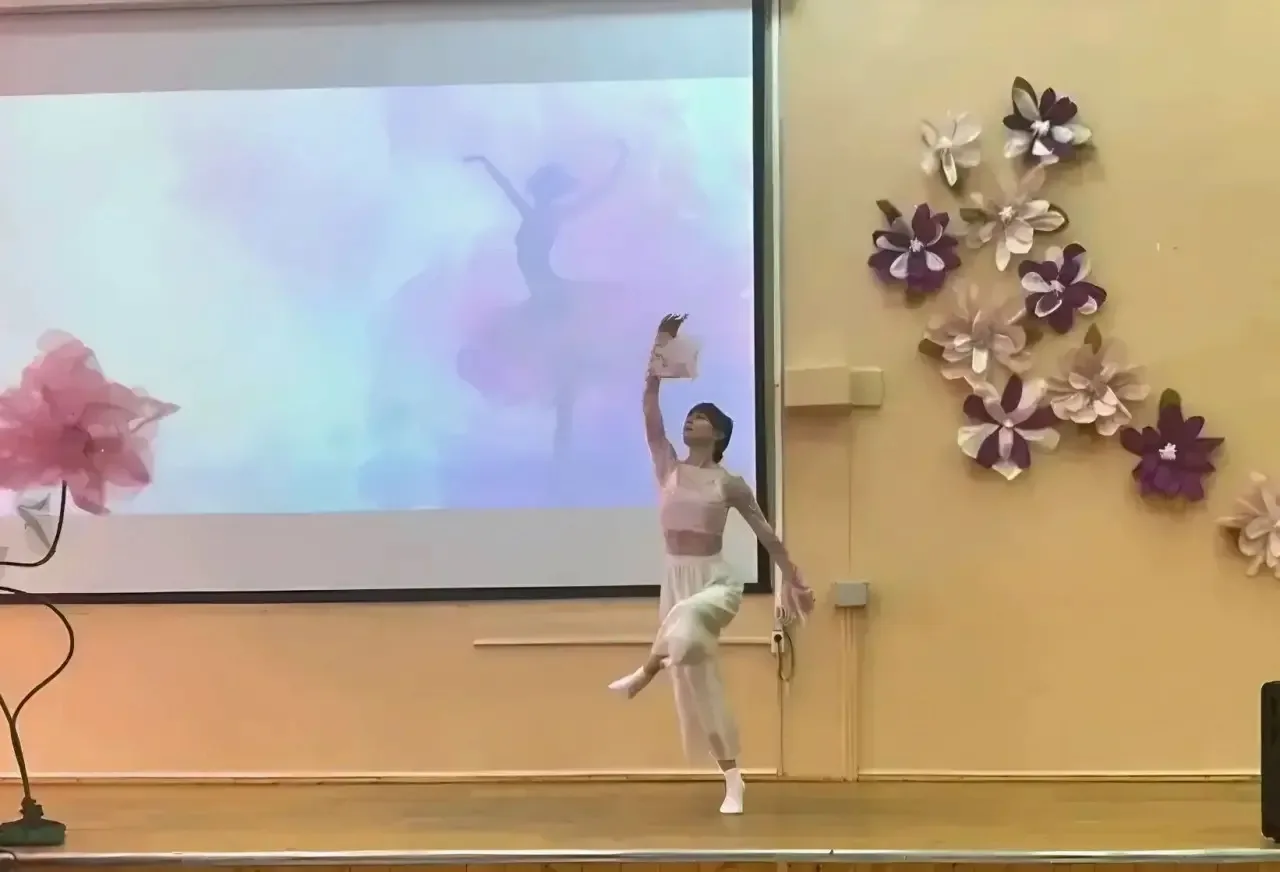 Сегодня в школе прошёл яркий праздник, посвященный Международному женскому дню 8 Марта, который объе