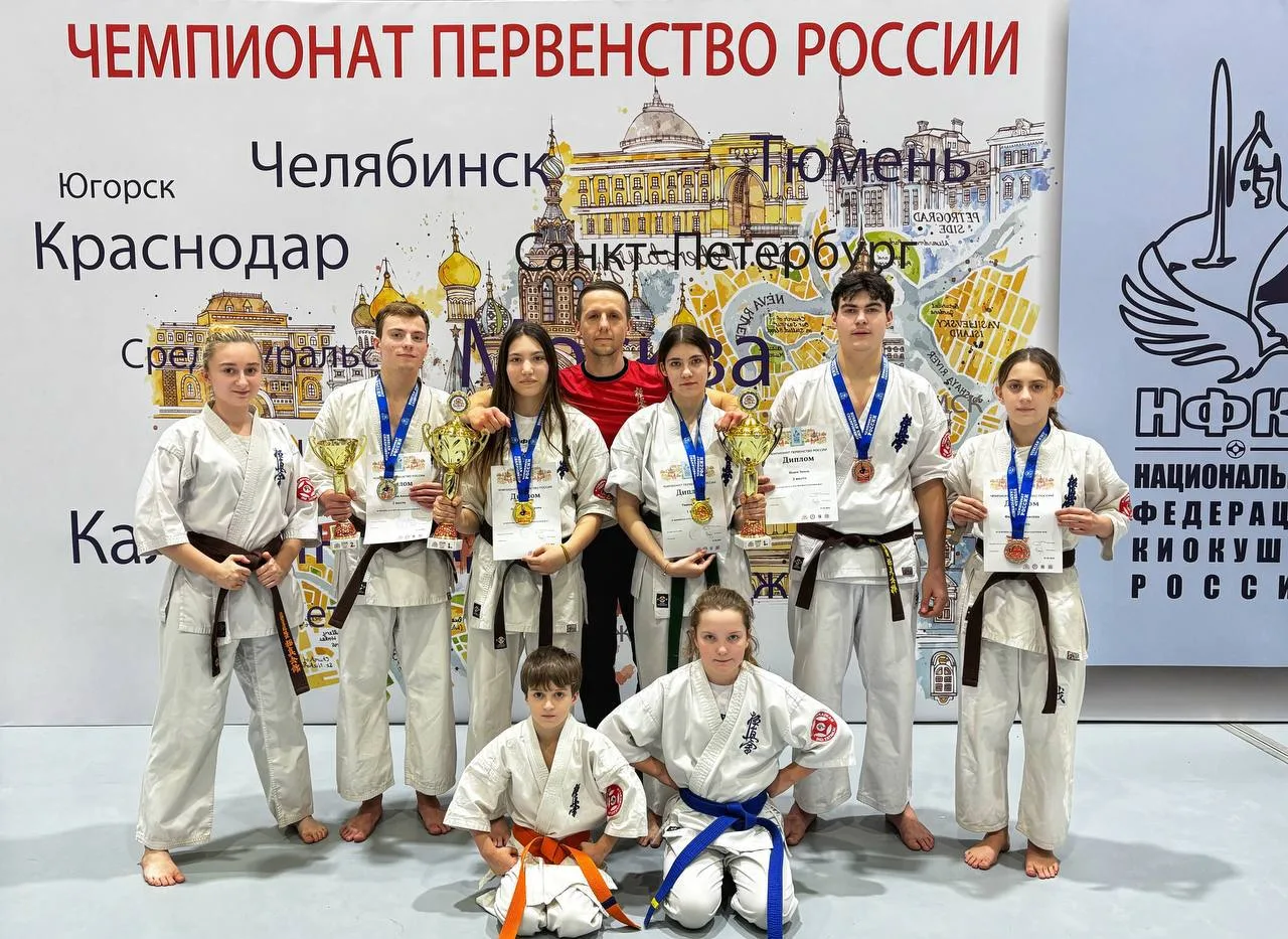 🥋 Наши каратисты — на высоте!  Спортсмены школьной секции каратэ активно проводят соревновательный с