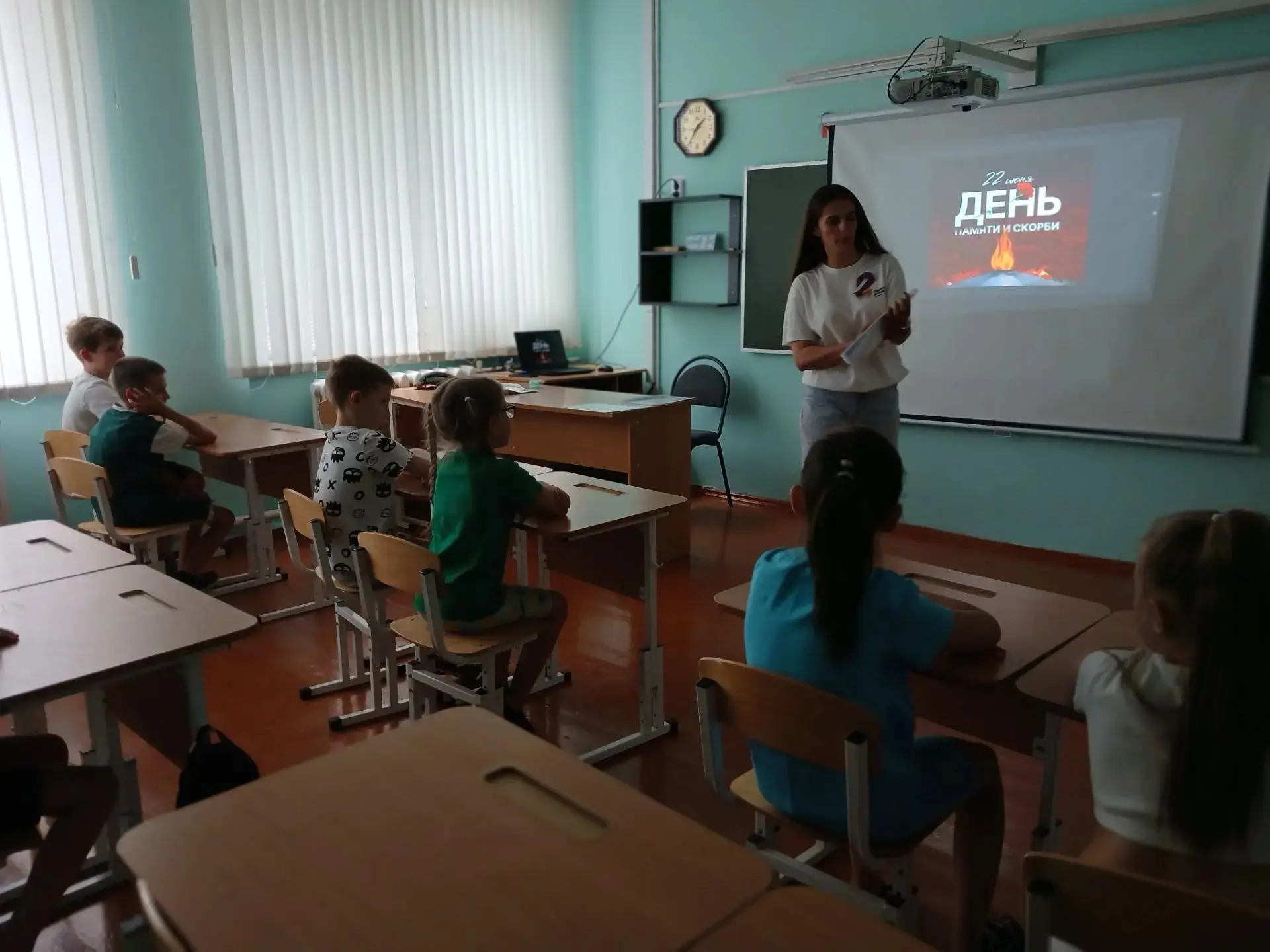 🕊Сегодня в нашей школе прошёл час памяти, посвящённый 22 июня — Дню памяти и скорби.🕊 
 
⚪️ Мы соб