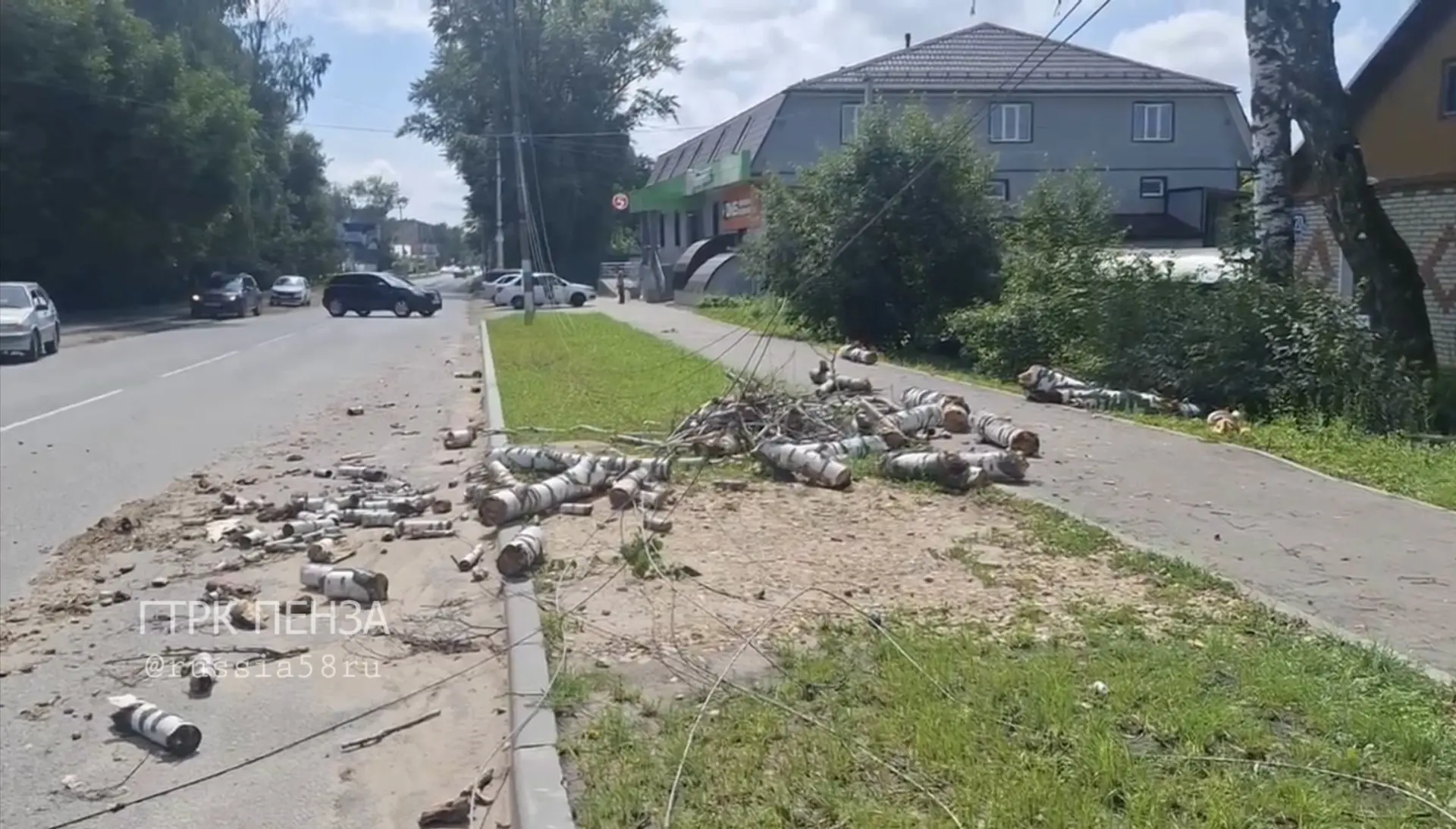 🔻Последствия ураганного ветра в Нижнеломовском районе 

Напомним, что вчера, 24 июля, из-за бушующе