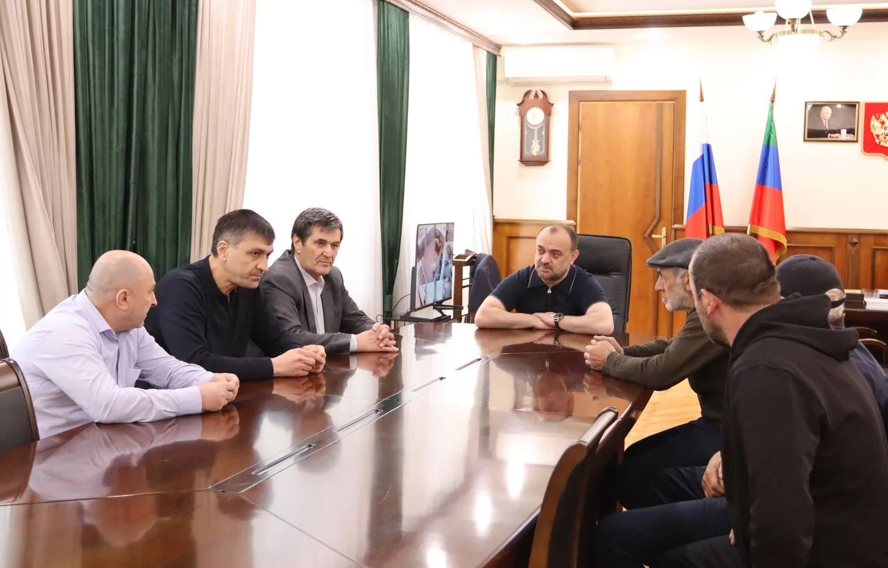 ➖Глава города Буйнакска Махач Абдулмуслимов встретился с жителями Приреченска, дома которых пострада