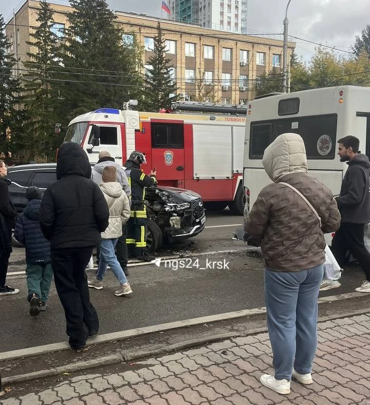 🚗 Кроссовер столкнулся с автобусом 80-го маршрута на Высотной