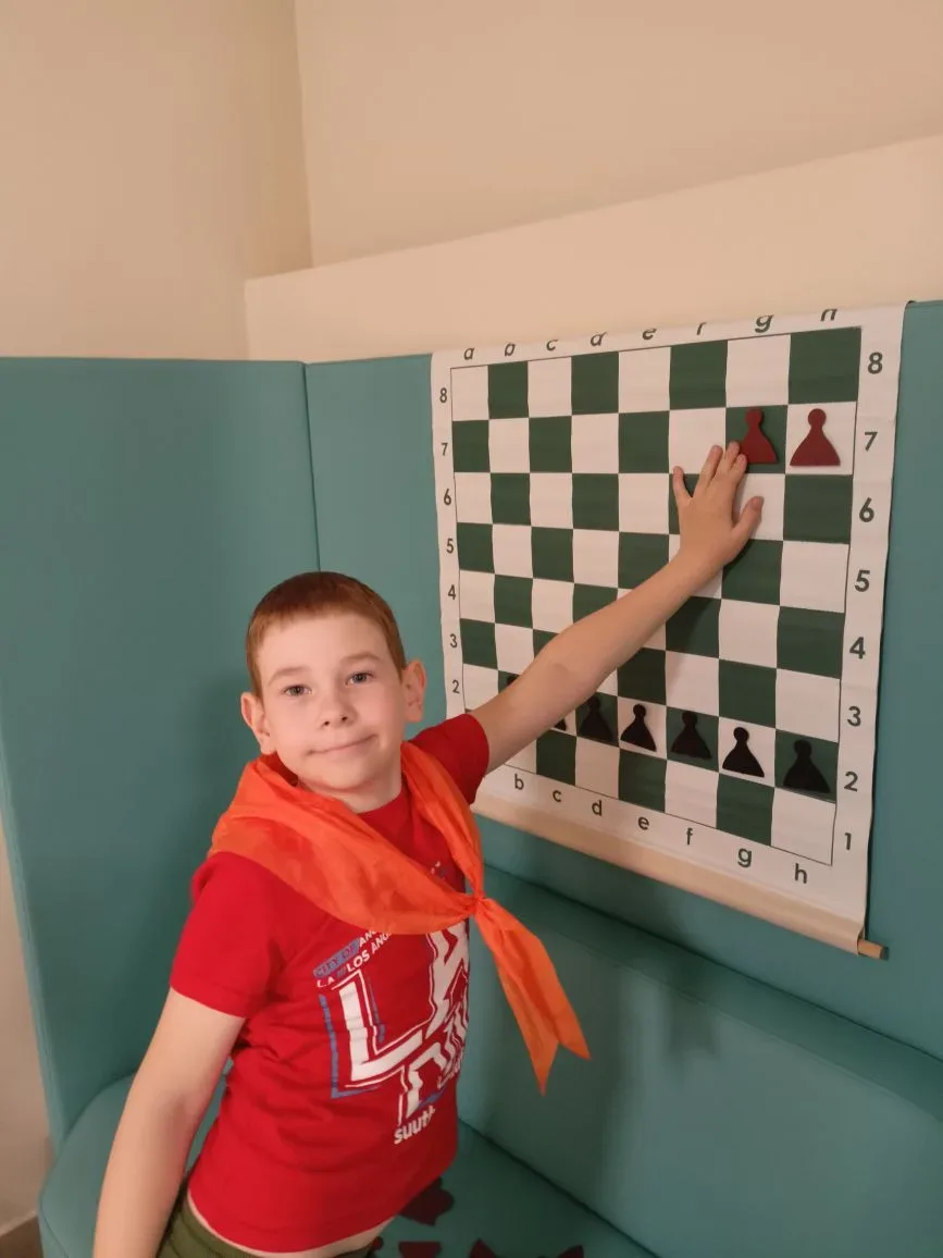 Ход конем! Или как мы прокачиваем логику в лагере ♟️

В нашем лагере кипит жизнь не только на спорти
