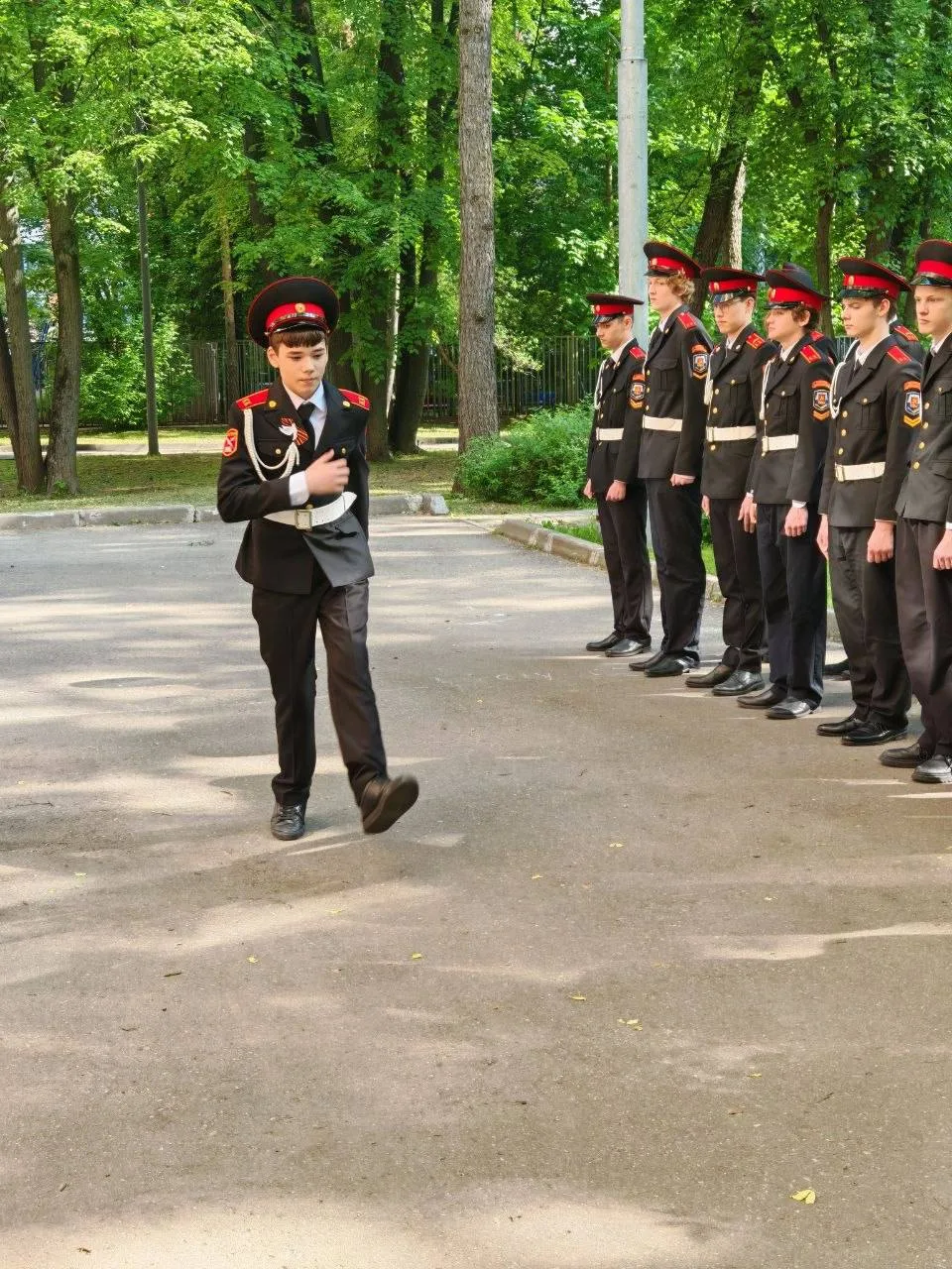 🇷🇺 ДЕМОНСТРАЦИОННЫЙ ЭКЗАМЕН ПО ВОЕННОЙ ПОДГОТОВКЕ   21 мая кадеты из 8-К класса приняли участие в де