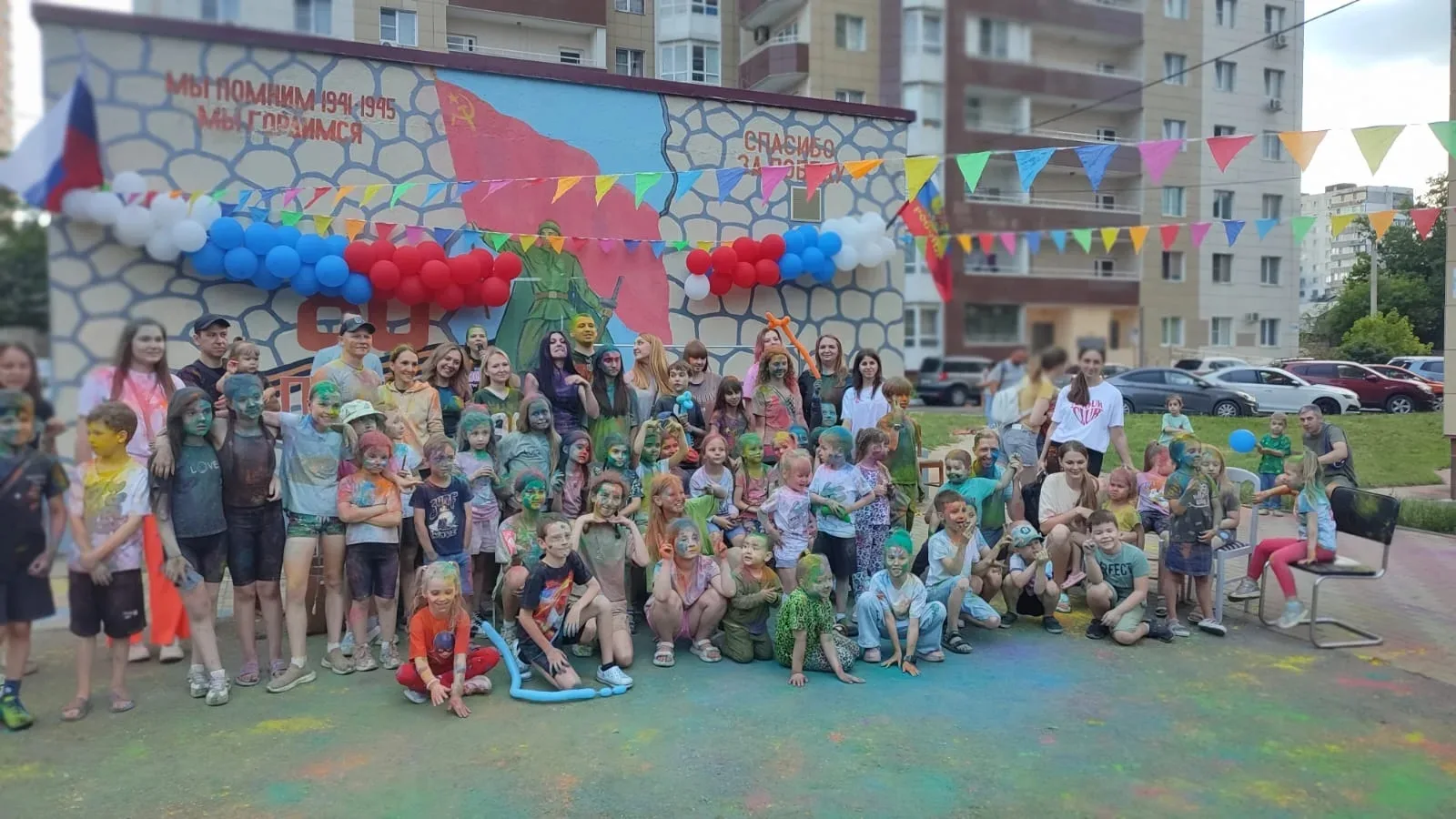 12 июня во дворе дома №72 по улице Козлова в Приморском районе с большим размахом отметили День Росс