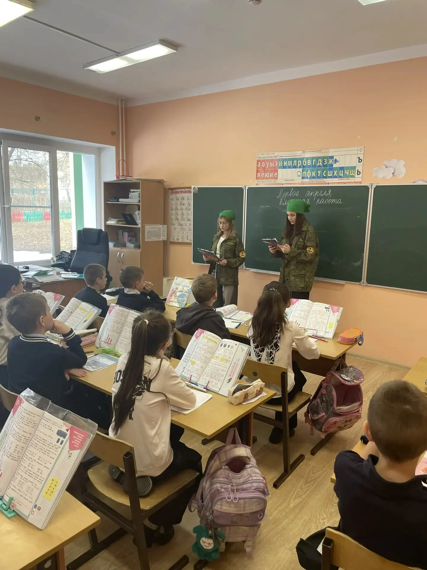 1 апреля в нашей школе прошло мероприятие, посвященное Дню птиц. Организаторами выступили участники 