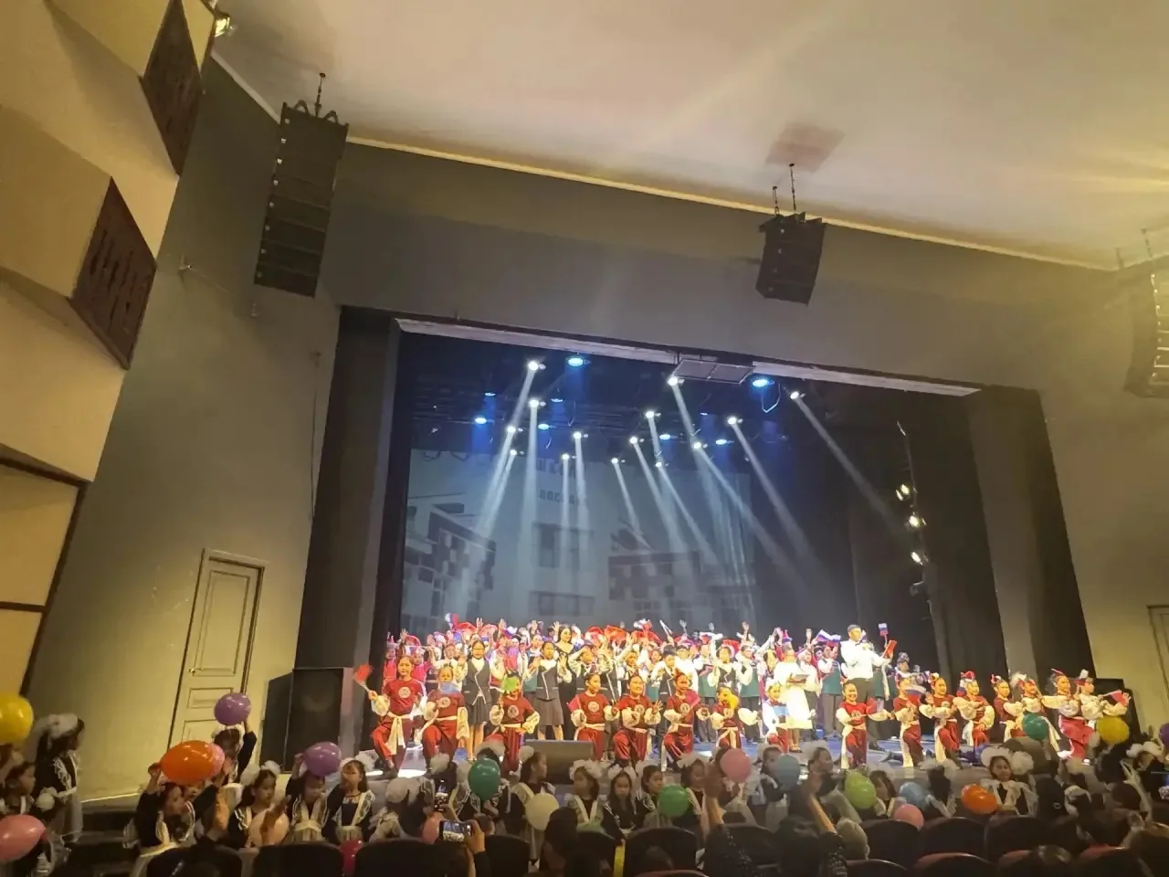 🎭 Фестиваль достижений «Школьная палитра талантов» прошёл на сцене Бурятского драматич...