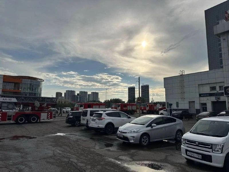 Более 10 пожарных машин приехали к ТЦ «Кубатура» в Красноярске.

По словам очевидцев, в здании срабо