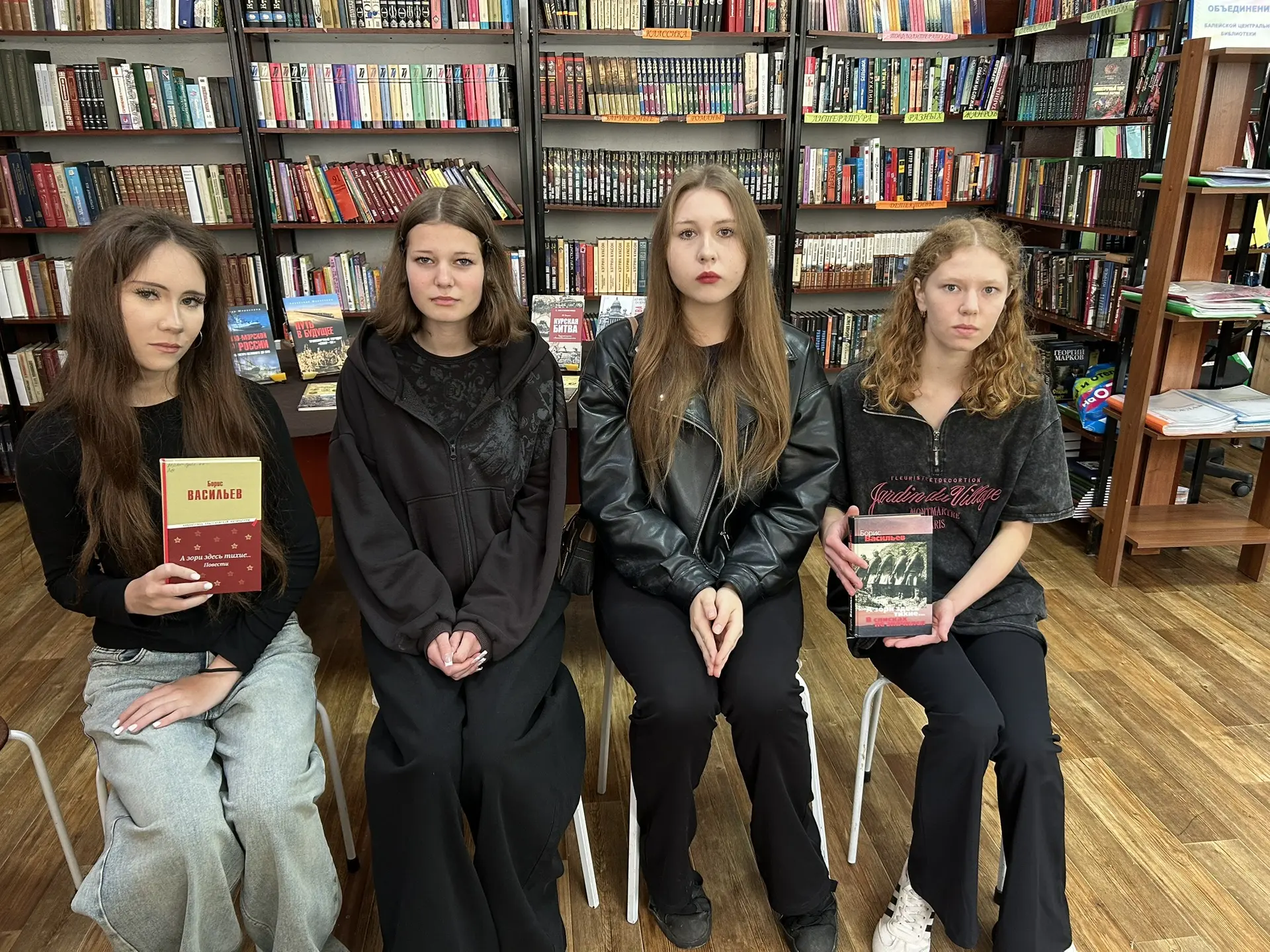 Библиотечный кинозал "Читаем книгу - смотрим фильм".             Библиотечный кинозал о...