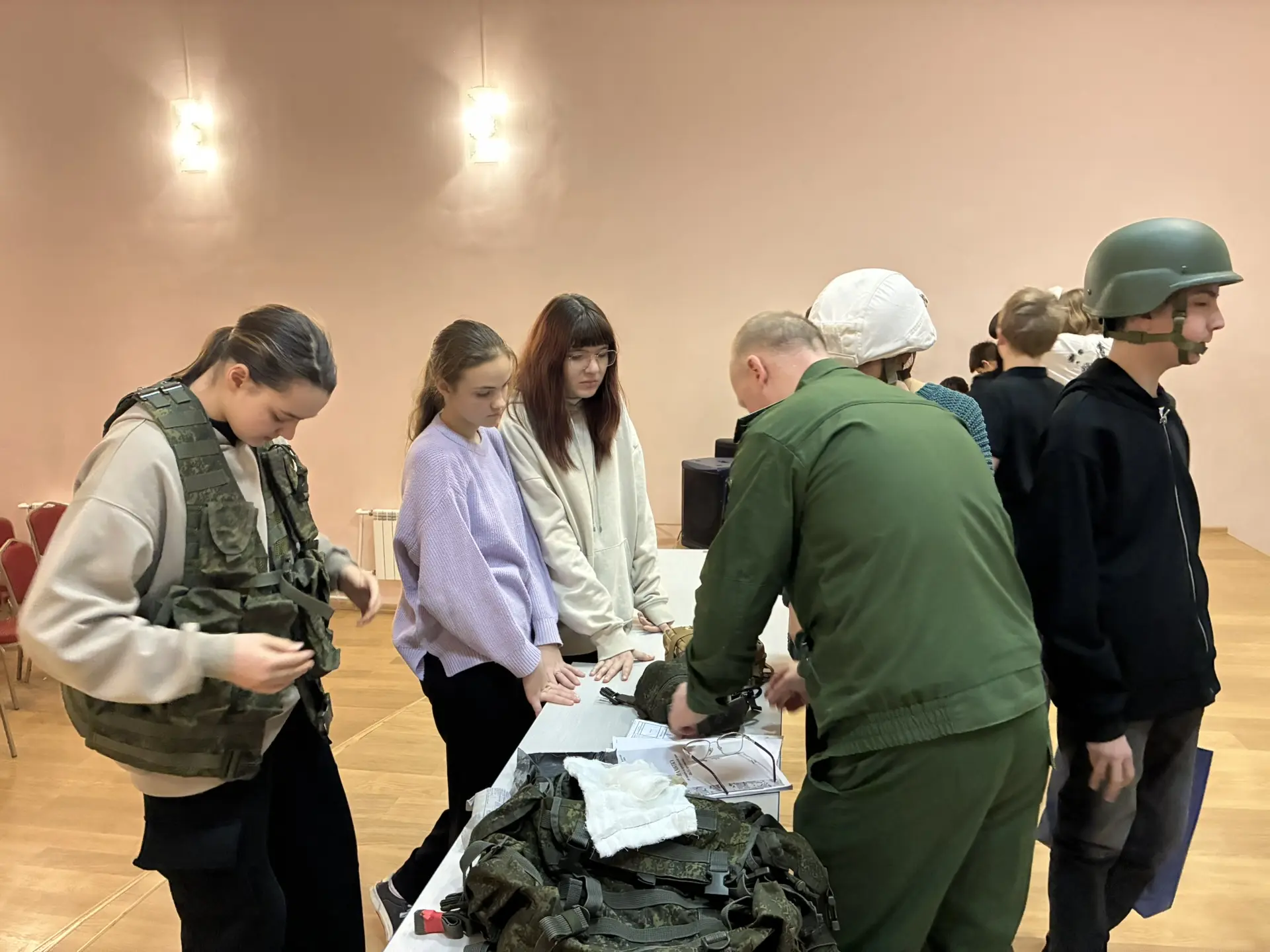 🇷🇺 Встреча с героями: в школе №175 прошел Урок мужества🇷🇺  В рамках патриотического воспитания молод