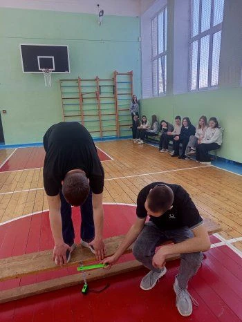 1 апреля во время каникул в МБОУ СОШ с. Анненково возрастная группа от 15-16 лет (5 сту...