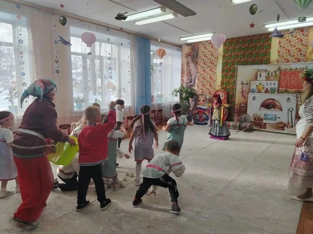 Встречаем Масленицу с ребятами средней группы "Радуга" (восп. Л. А. Румянцева, И. А. Коробова).
"Мас