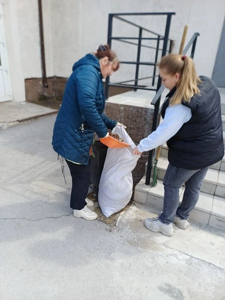 Сегодня коллектив Дальнегорской больницы вышел на субботник  Навели порядок на территории больничног