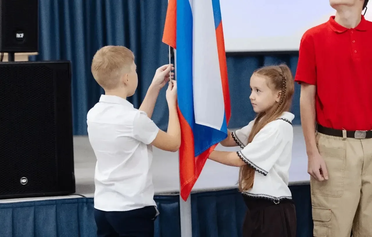 ✨ Утро понедельника в нашем Лицее началось с поднятия Государственного флага и исполнен...