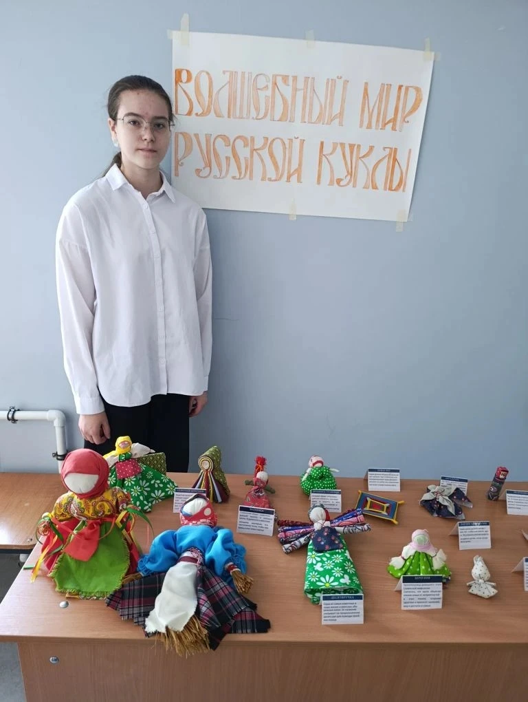 31 марта в школе прошла выставка одного дня "Волшебный мир русской куклы". Свои авторск...