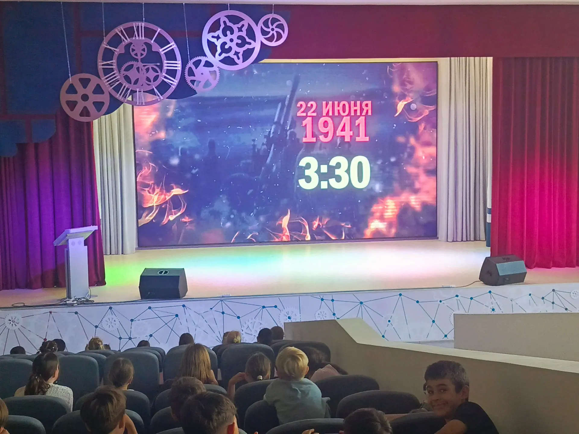 🕯️ Накануне Дня памяти и скорби воспитанники лагеря дневного пребывания «Зелёный город» побывали на