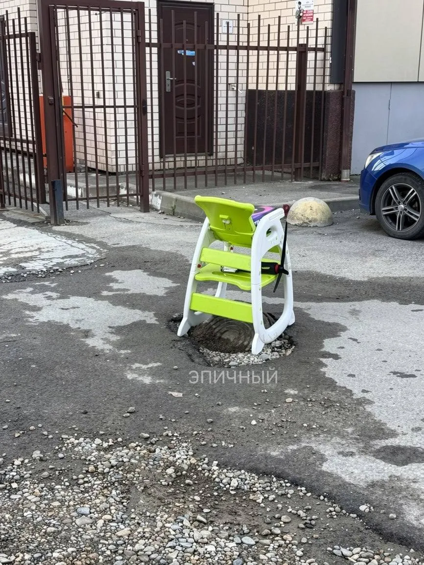 Новый арт-объект замечен в районе улицы Рахманинова 24 и посвящен безопасности на дороге
