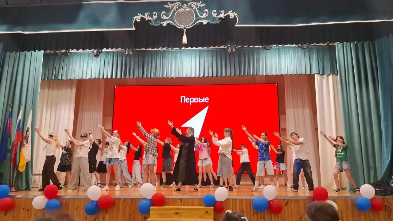 На общелагерном мероприятии «Знакомтесь, это мы!» каждый отряд показал свои визитки и искрометные та