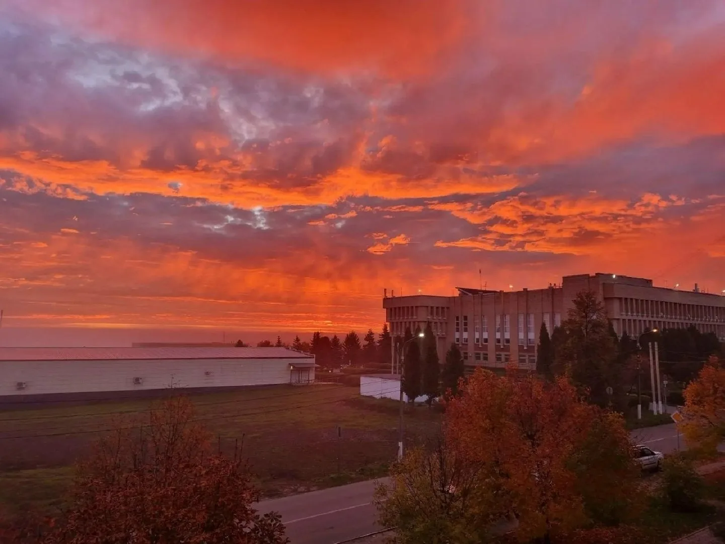 В Кашире sunsets — это вообще отдельная тема. Невыносимо красиво, и каждый вечер словно...