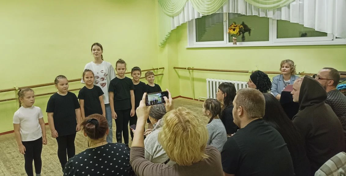 Череду предновогодних мероприятий открыли сегодня самые юные ученики Отделения хореографического иск