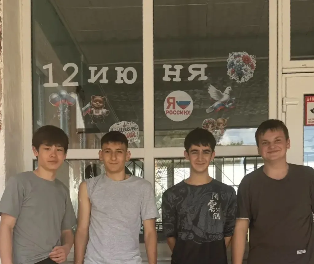 В преддверии Дня России учащиеся 9 Б класса украсили окна школы 🇷🇺✨

Акция «Окна России» стала доб