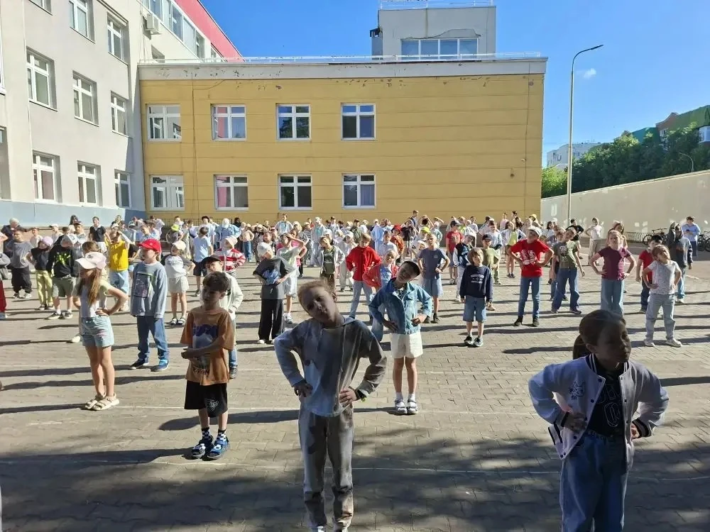 Летний лагерь🌞. День 10.  

Утренняя зарядка на свежем воздухе задала воспитанникам летнего лагеря 