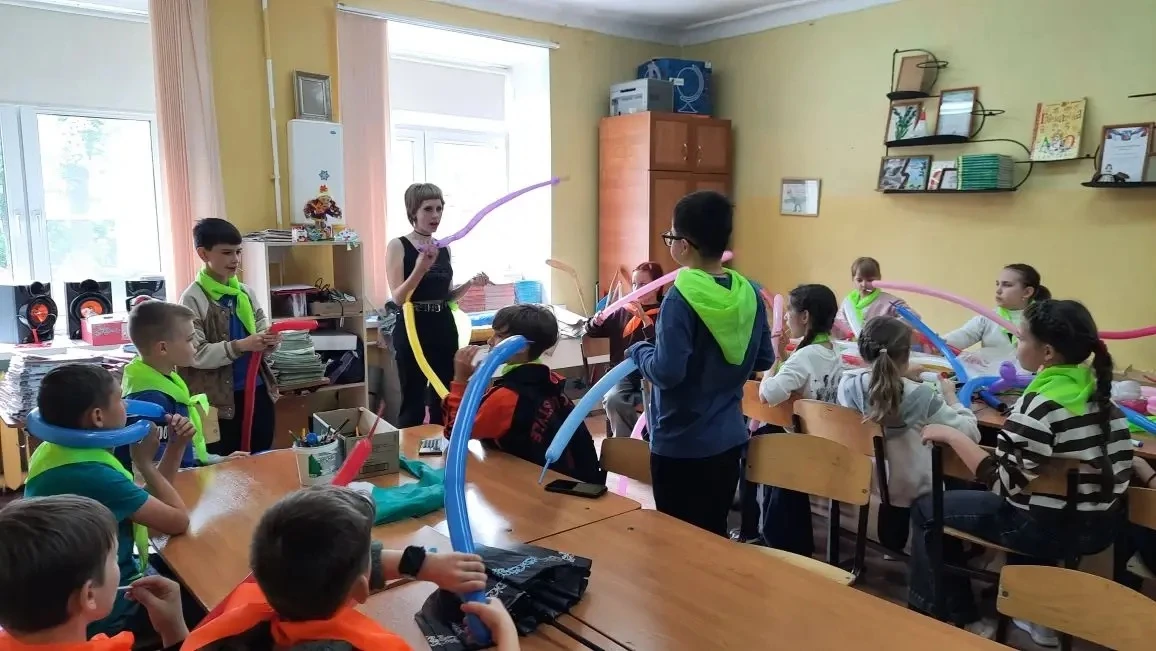 Ко дню защиты детей наши вожатые провели мастер - класс по изготовлению игрушек из воздушных шаров