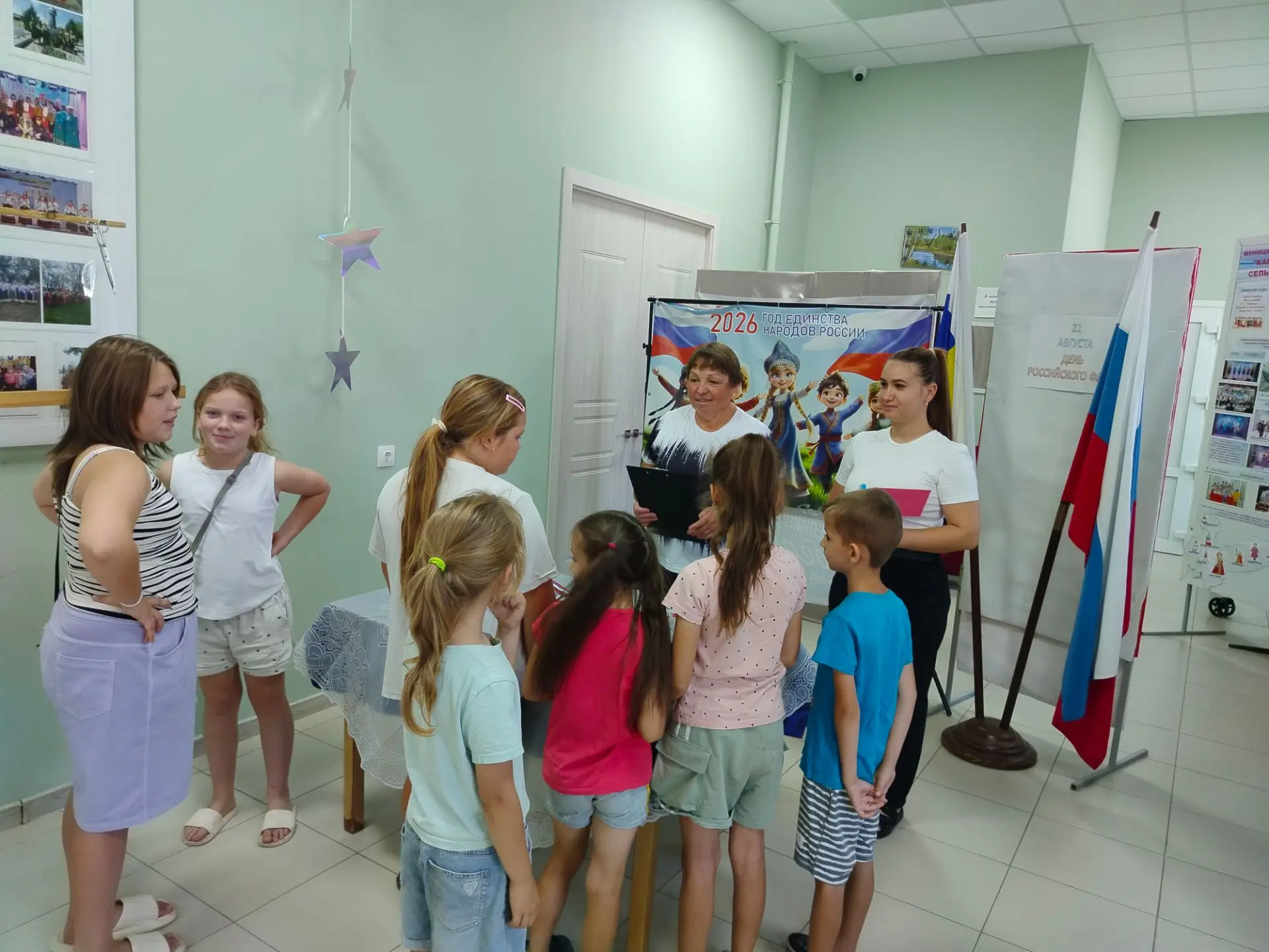 Работники Калач-Куртлакского ЦСДК и  библиотеки провели игровую программу "Три цвета Ро...