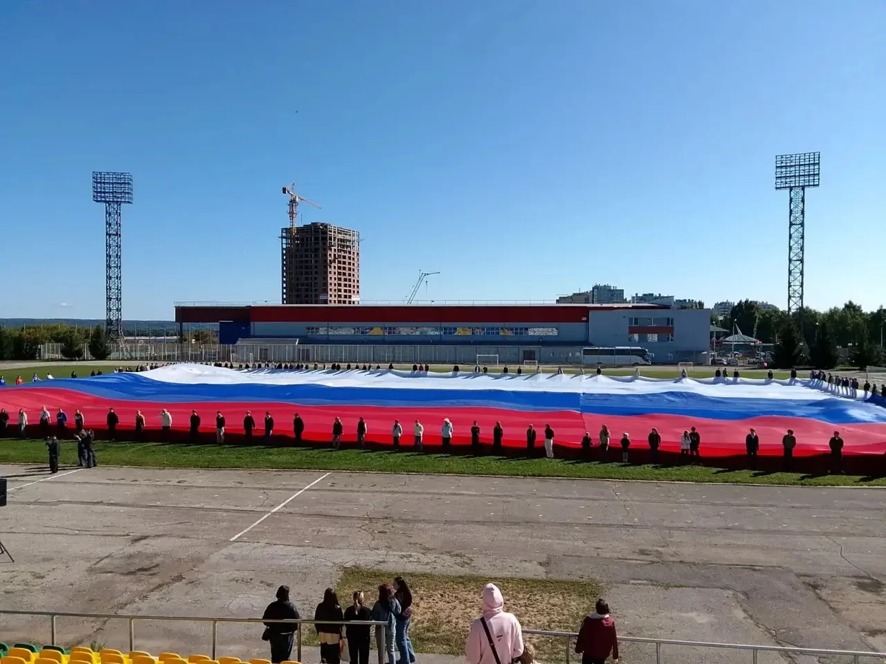 🇷🇺ГОРДОСТЬ РЕЕТ НАД СТАДИОНОМ