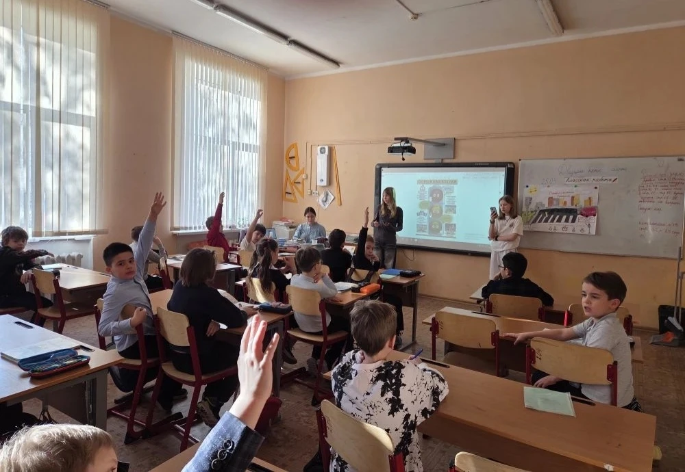 Безопасные каникулы 🙌  В преддверии весенних каникул ученицы 6 класса, Анастасия и Таисия, провели к