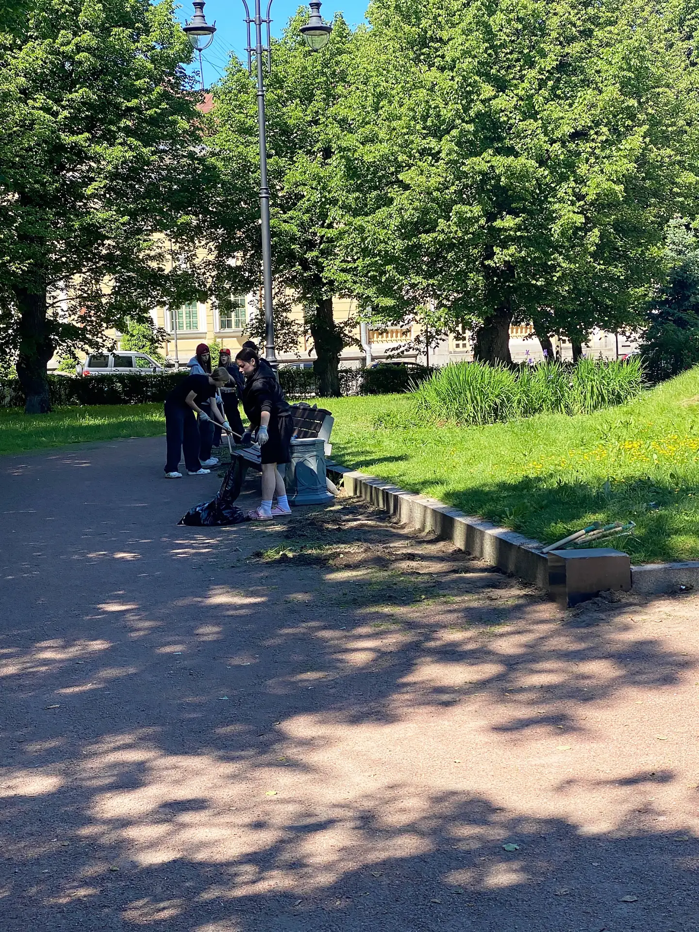 Выборгские школьники наводят порядок🌿 

В самом разгаре летняя трудовая кампания, и активных школьн