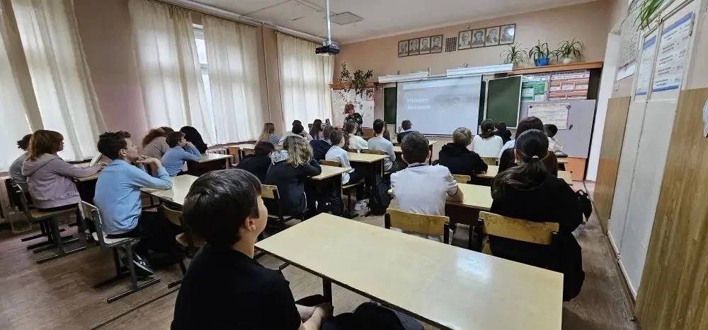 Традиционно неделя началась с поднятия флага и исполнения гимна. А на уроке разговоры о важном "День
