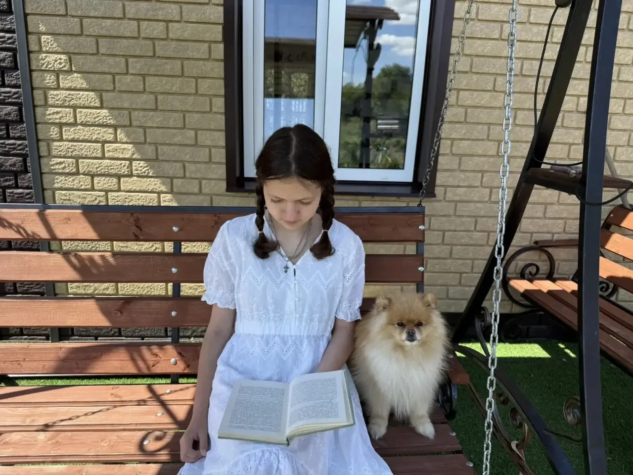 Читающая страна — это миллионы маленьких историй: папа читает сыну перед сном, мама обс...
