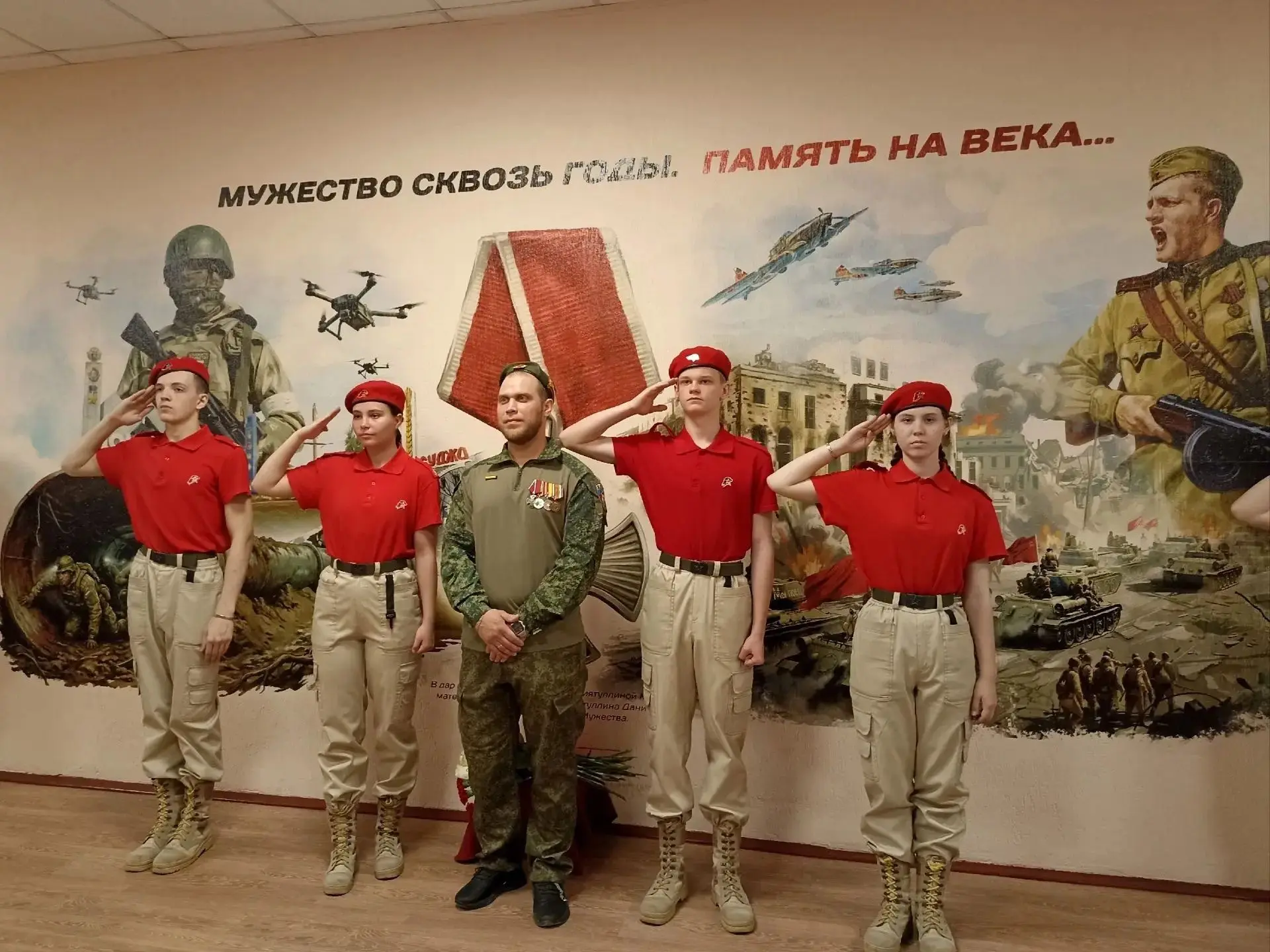 🇷🇺В барнаульской школе открыли мурал, посвященный защитникам Отечества  Накануне празднования Дня По