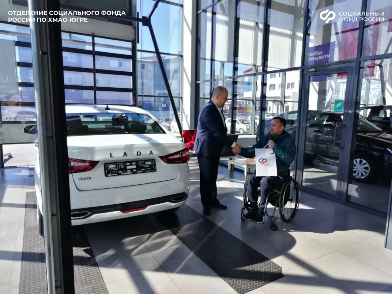 🚗 Житель Югры получил от соцфонда новую Ладу Весту  Пострадавшему на производстве вручили ключи от а