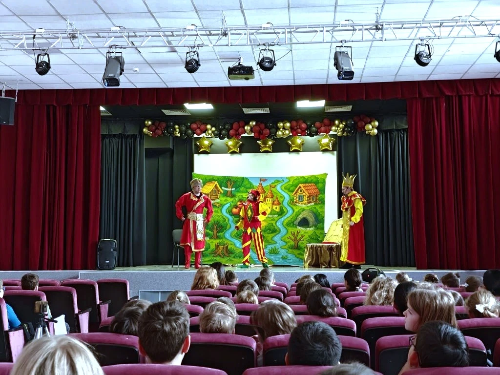 День театра в школе  🎭Театр — это не просто искусство, а важная часть воспитания. Он учит детей пони
