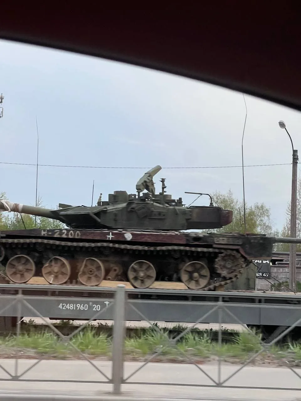Эшелон с поврежденными в бою Т-90М по пути на УВЗ для ремонтных работ.