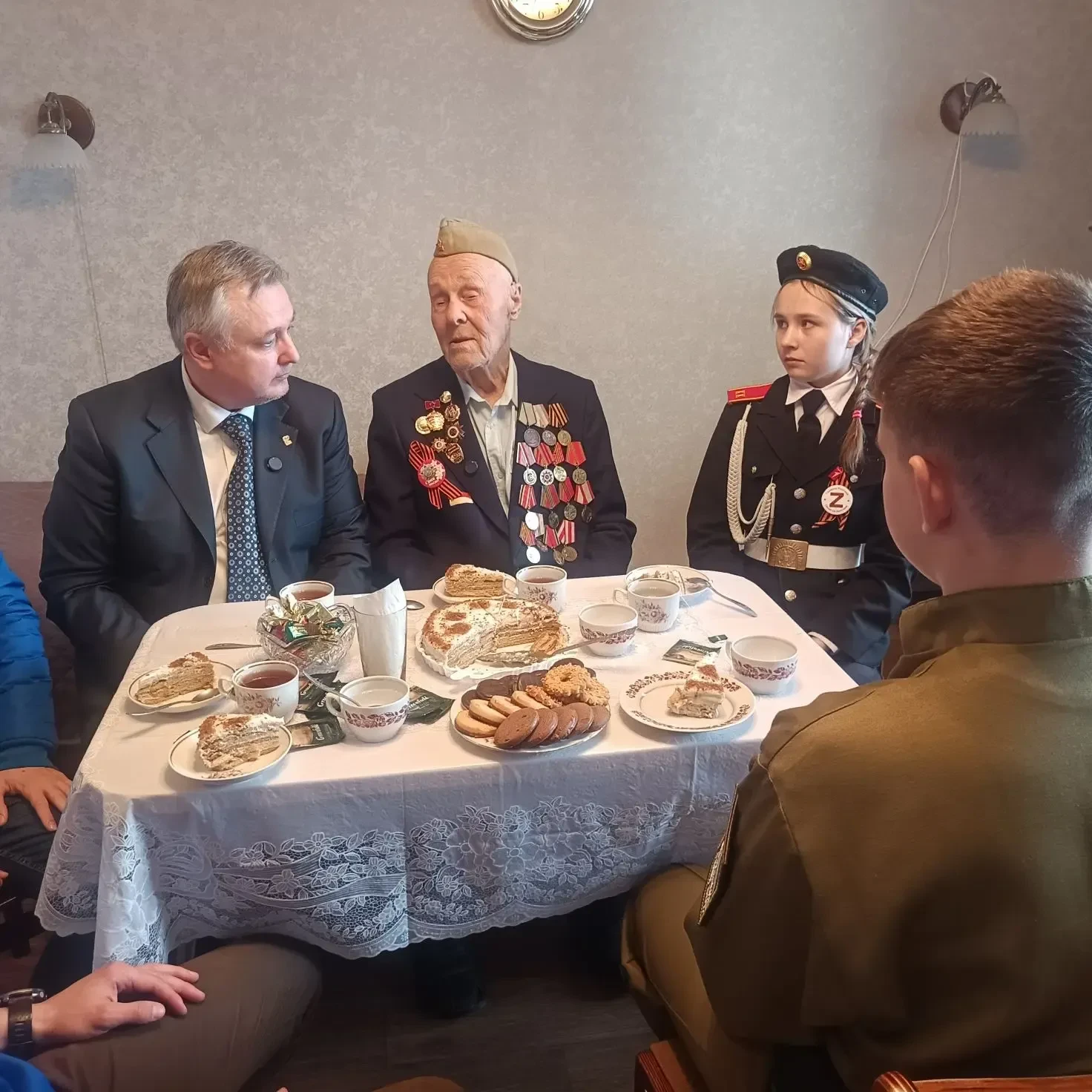Встреча поколений: ученики нашей школы поздравили ветерана Великой Отечественной войны с 101‑летием!