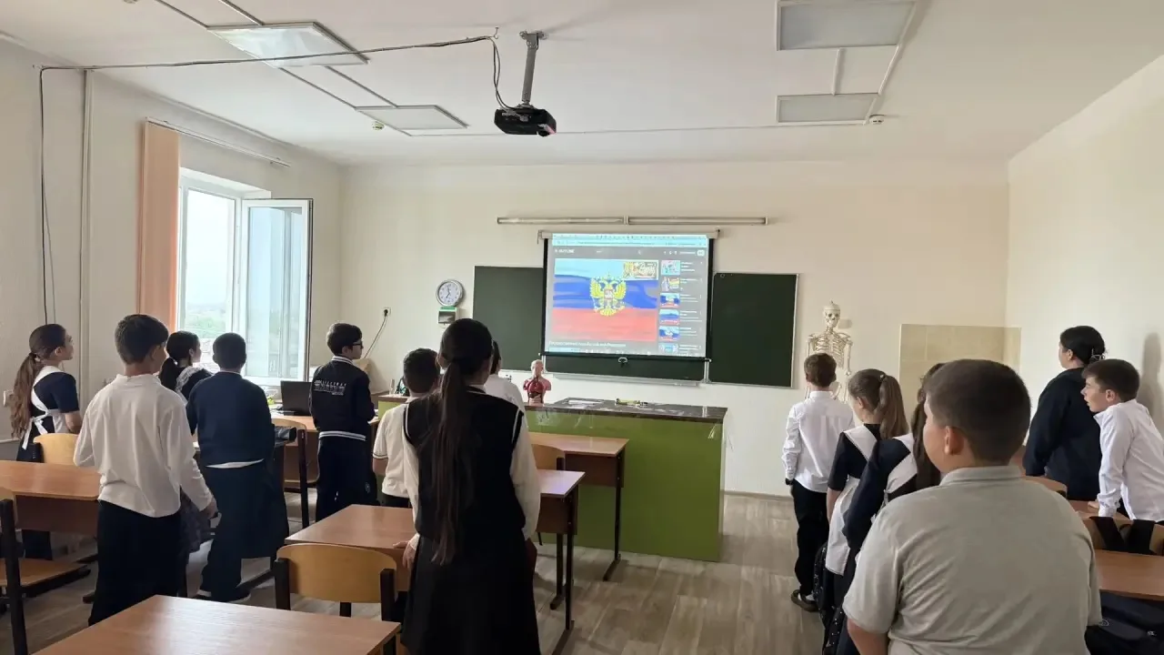 🇷🇺 Сегодня во всех школах нашей республики прошли первые в этом учебном году «Разгово...