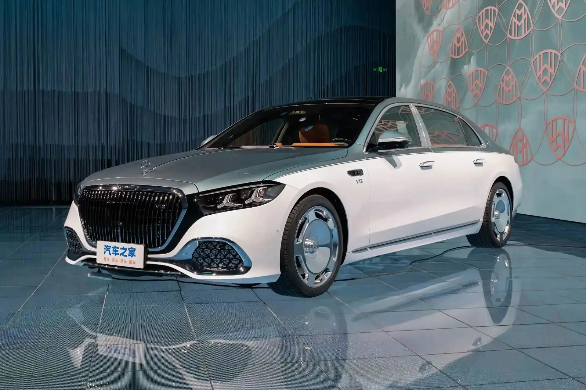 В Китае стартовали продажи нового Mercedes Maybach S-Class: седан получил пять экранов ...