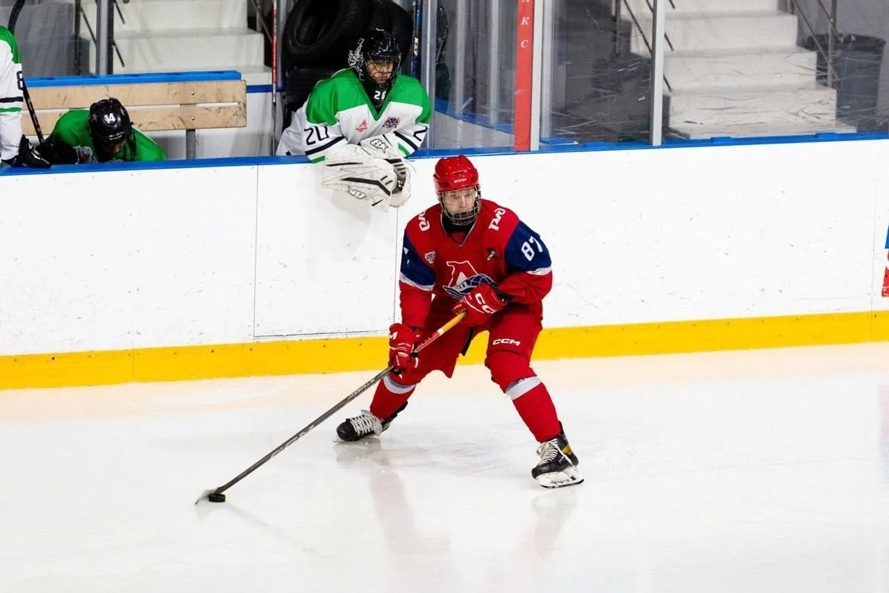 🏒 Липецкий хоккеист подписал первый профессиональный контракт

17-летний нападающий Дмитрий Орлов с