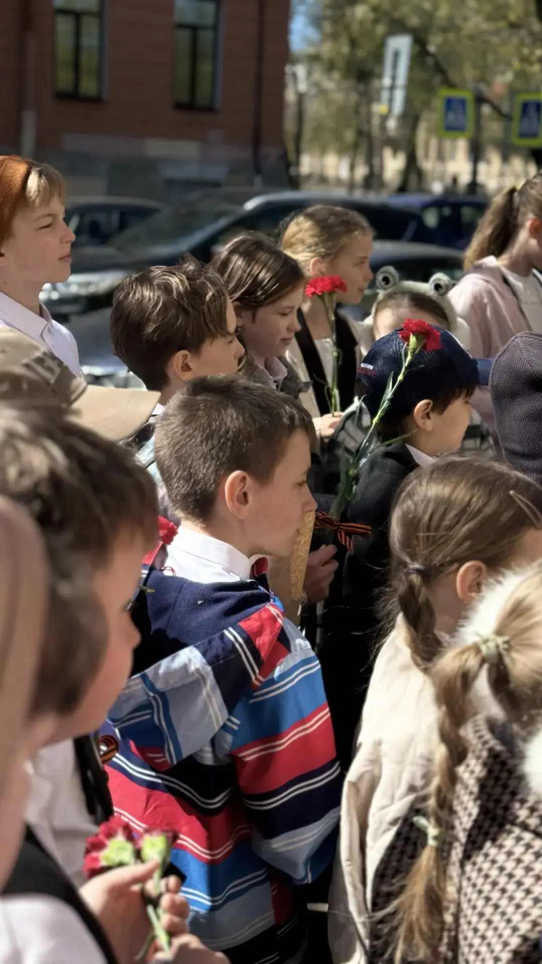 ⭐️ Ученики 3 «А» класса почтили память героев Великой Отечественной войны, возложив цветы у Мемориал