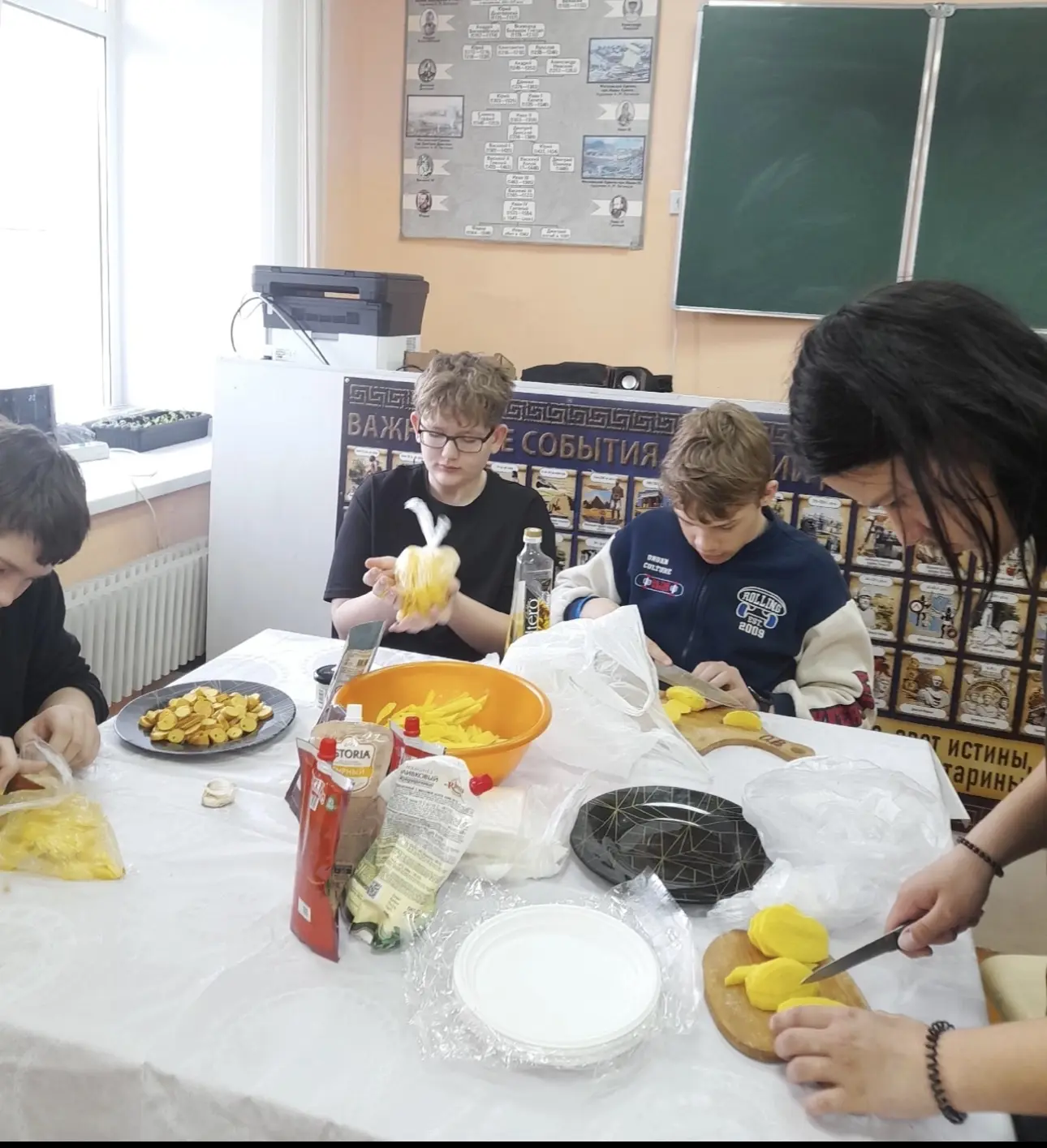 В лицее села Павловка настоящий кулинарный движ 👨‍🍳  Ребята  7 «Б» устроили батл по приготовлению до
