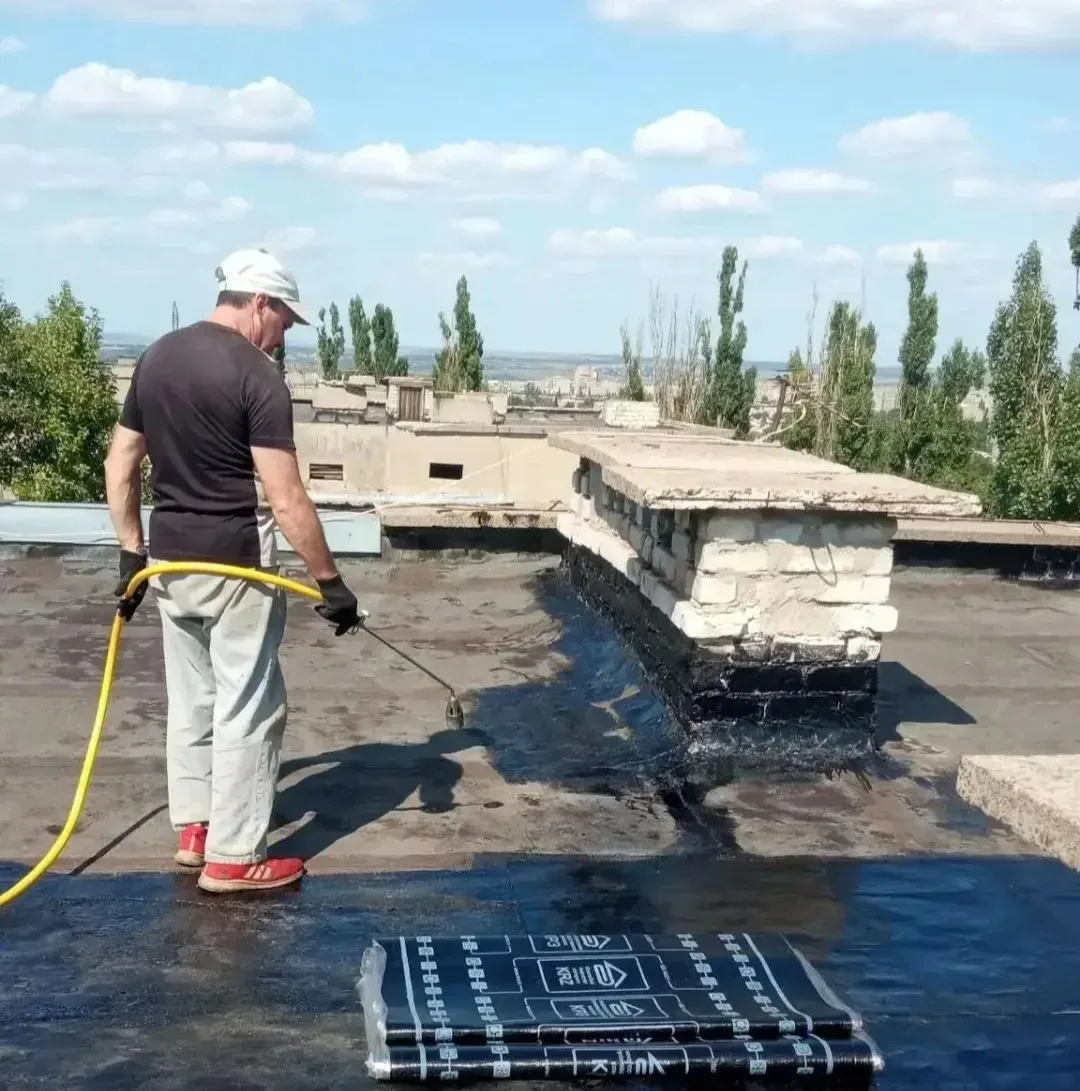 🏢 В Перевальске приводят в порядок кровли многоквартирных домов